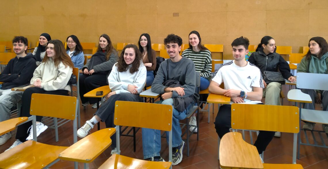 Estudiants de la Facultat d'Informació i Mitjans Audiovisuals (FIMA) visiten la Biblioteca
