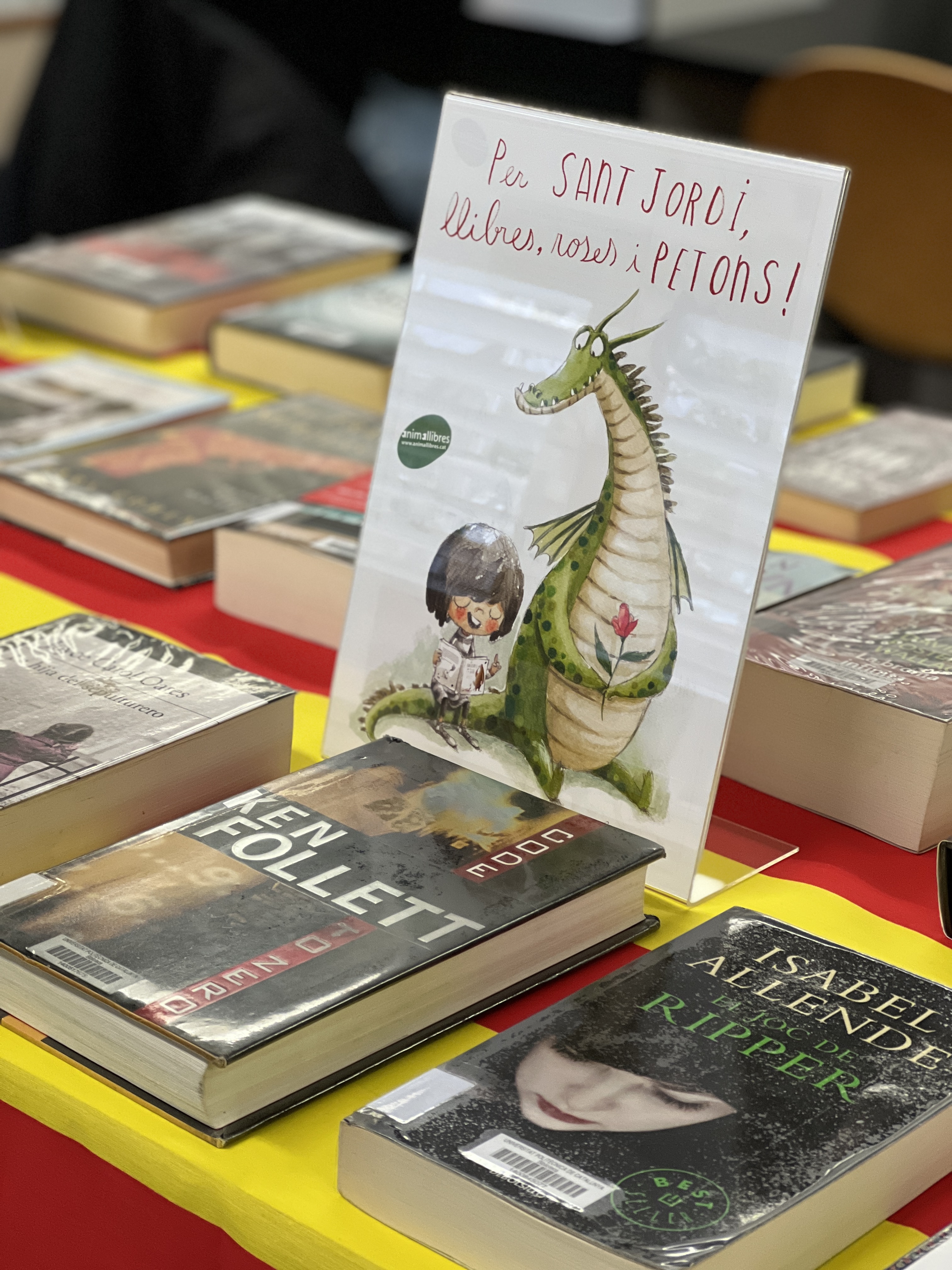 Vine a la paradeta de Sant Jordi de la Biblioteca!