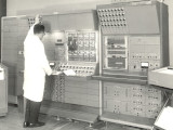 Persona interactuant amb un dels primers ordinadors electrònics PACE de l'ETSEIB. 1965