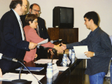 La directora de l'Escola Imma Torra Bitlloch lliurant un diploma a un estudiant. 1998