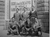 Alumnes a l'exterior de l'Escola. 1955