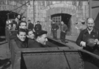 Estudiants dins de vagons miners a l'exterior de les Mines de Fígols.