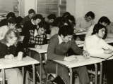 Alumnes a una aula de l'Escola. 1970