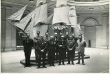 Claustre de professors al vestíbul de la Facultat davant el Vaixell San Carlos, amb les veles desplegades. 1939-1958