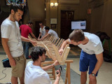 Estudiants construint la barca per a Azizakpe, Ghana, al vestíbul de la Facultat de Nàutica de Barcelona. 2017